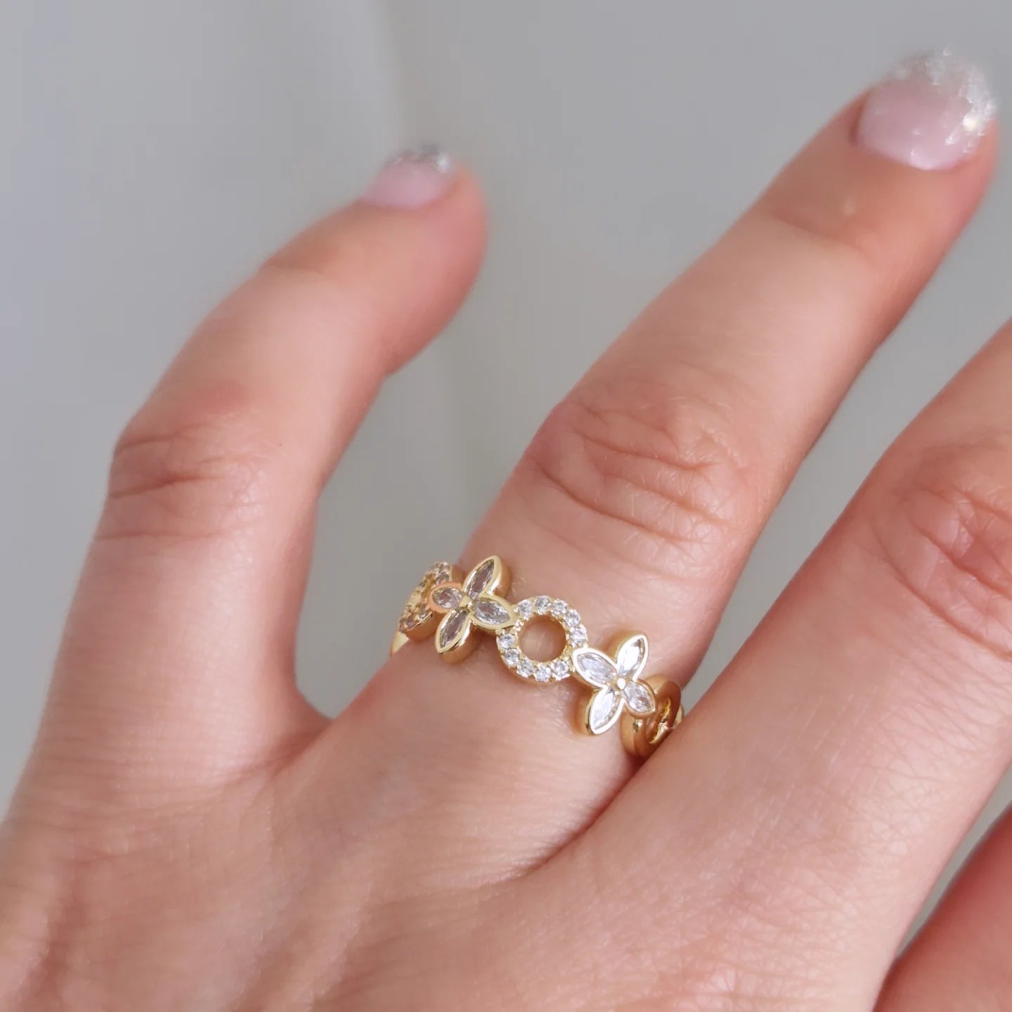 Anillo flores con circulos y circones