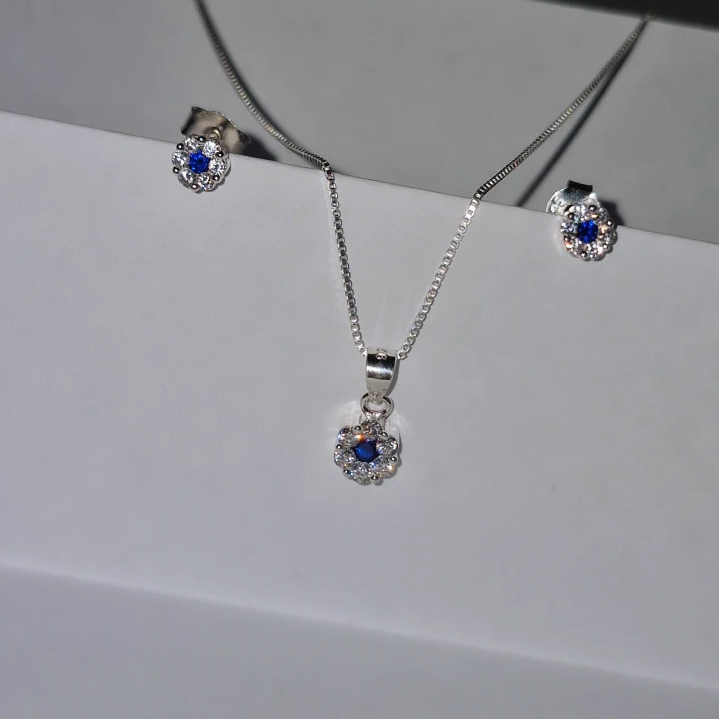 Conjunto flor de circones con circón azul