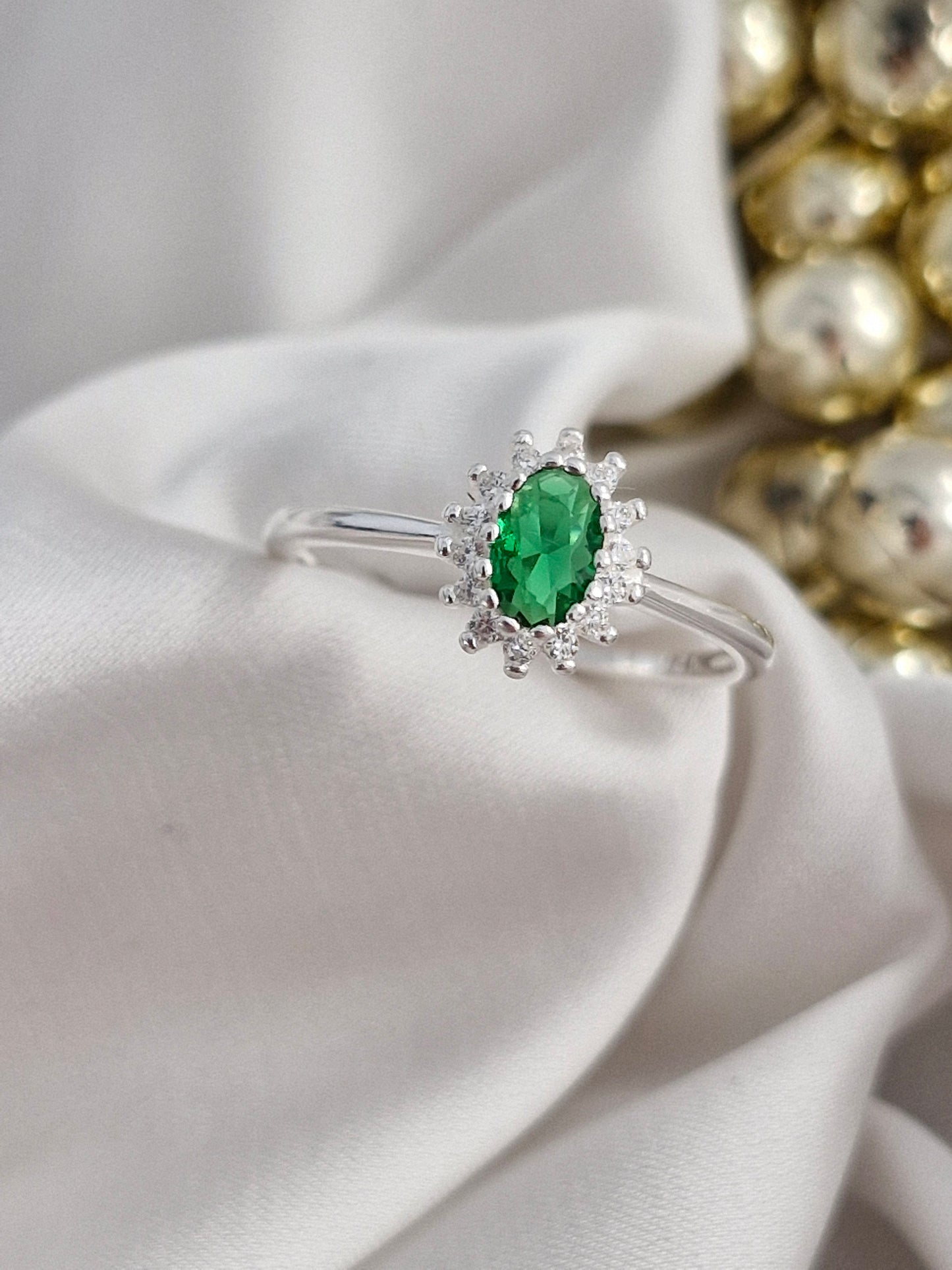 Anillo tipo Lady Di con circón esmeralda