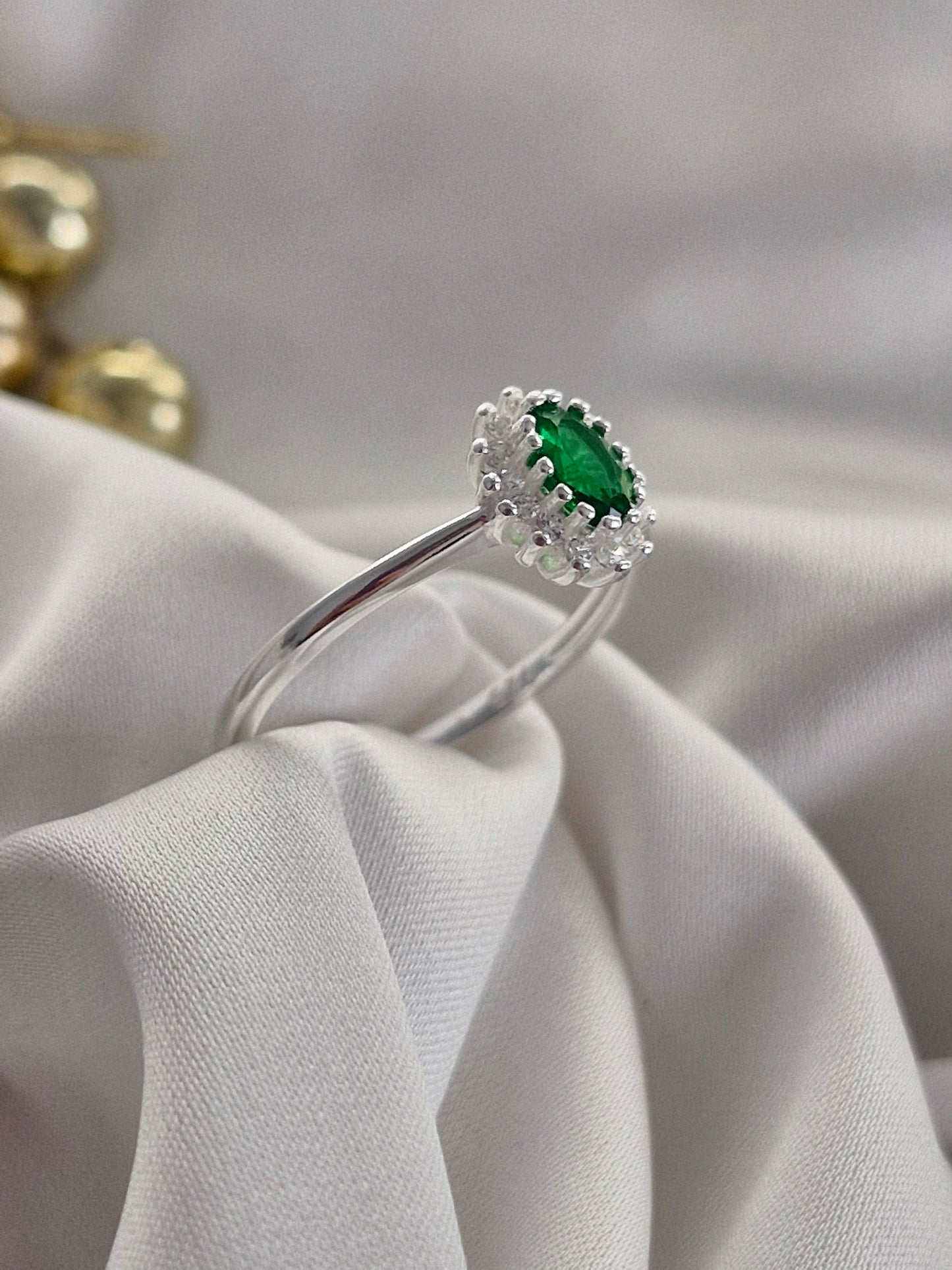 Anillo tipo Lady Di con circón esmeralda