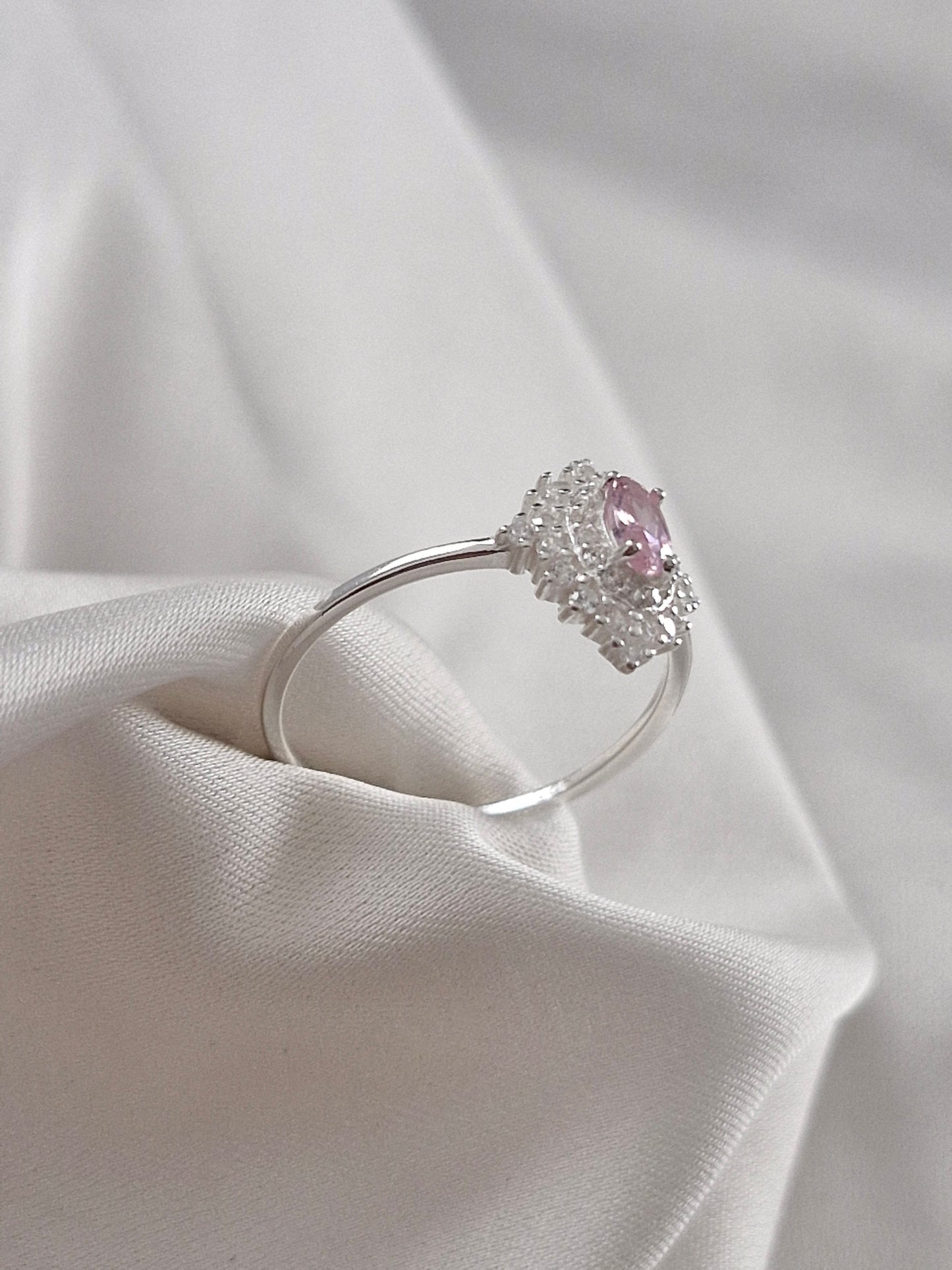 Anillo rombo con circón rosa