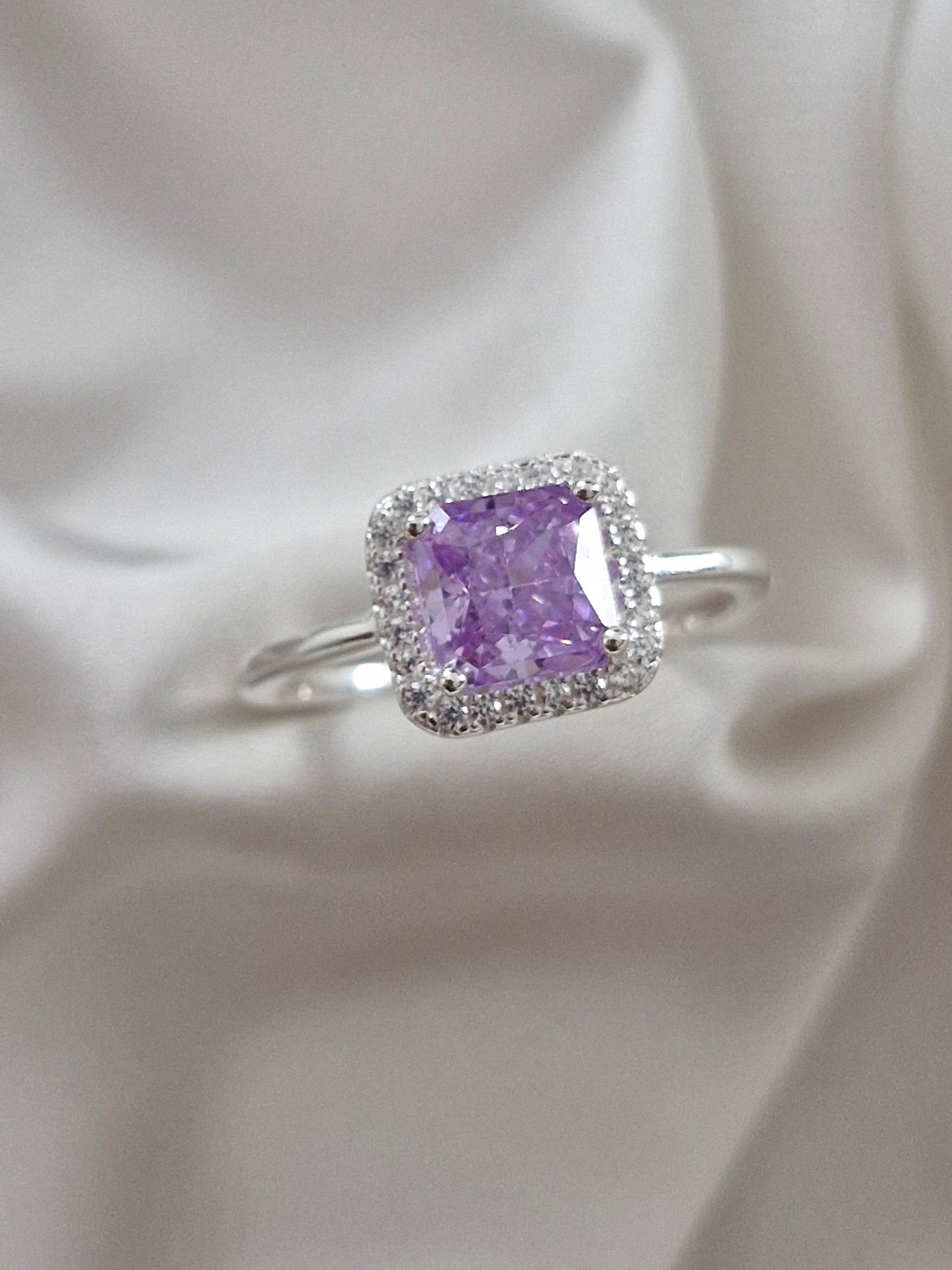Anillo gran circón cuadrado lavanda