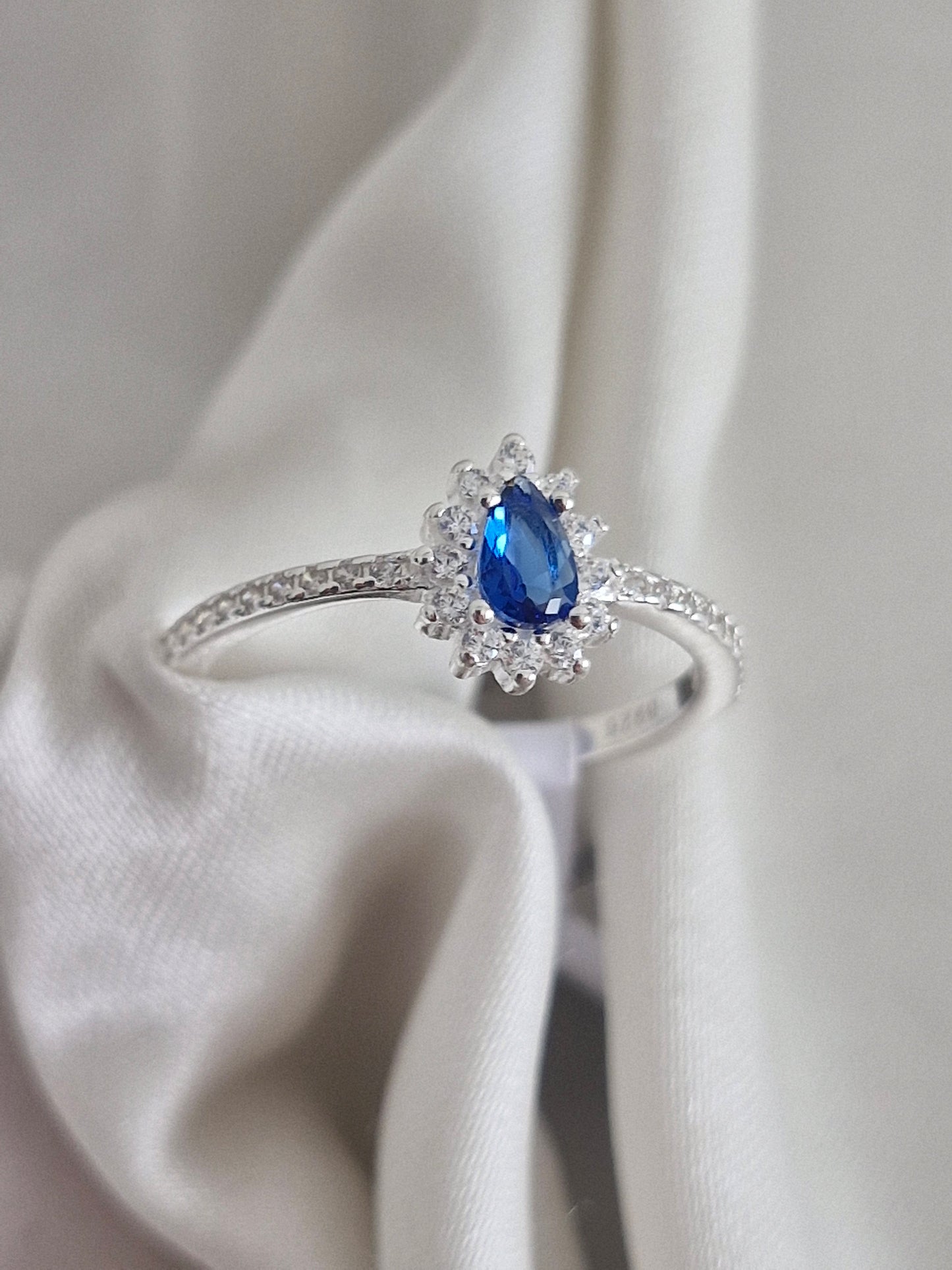 Anillo Gota color zafiro azul con microcircones