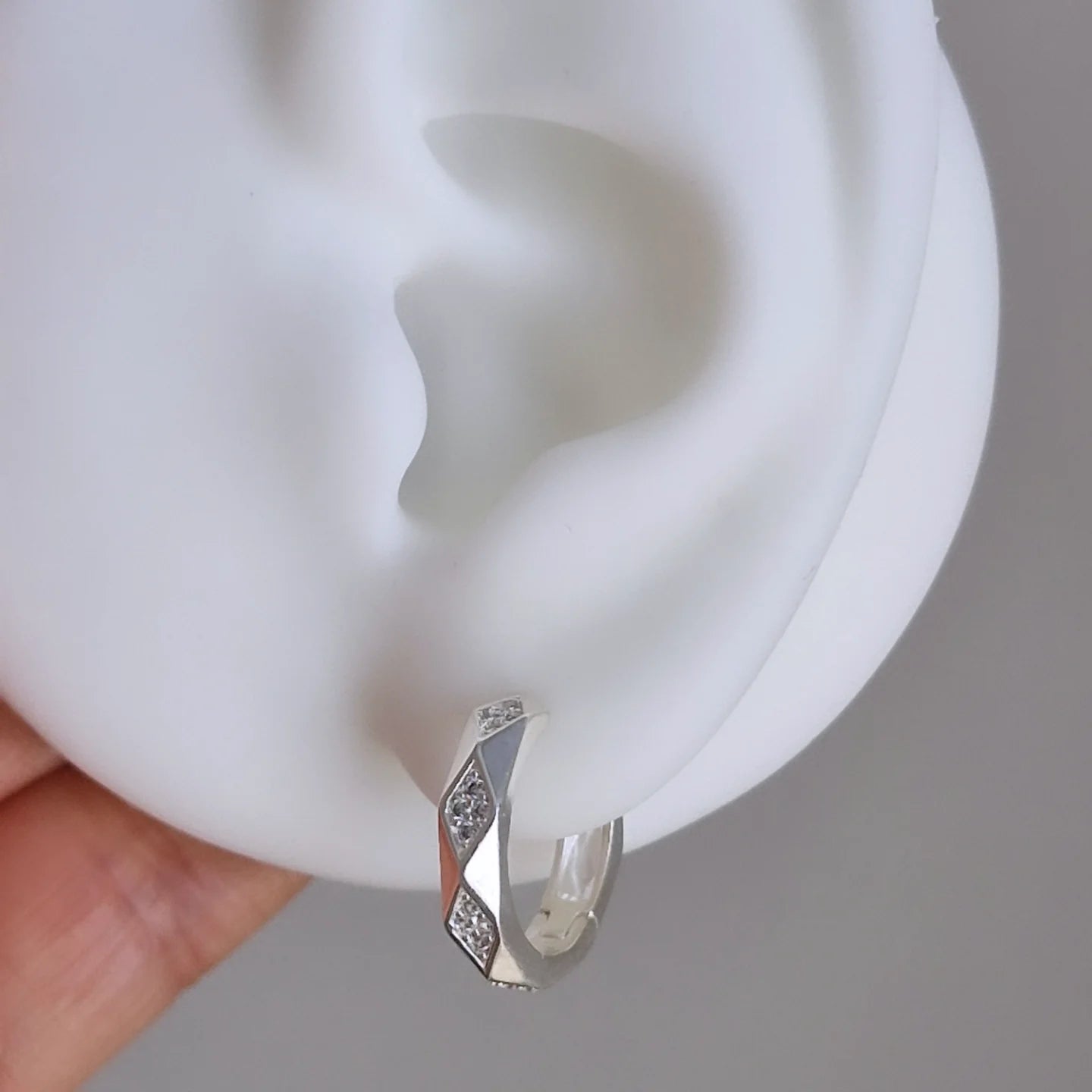 Aros huggies biselados con circones