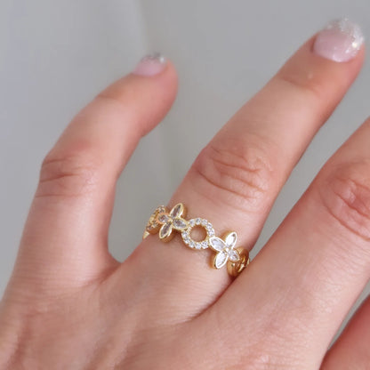 Anillo flores con circulos y circones