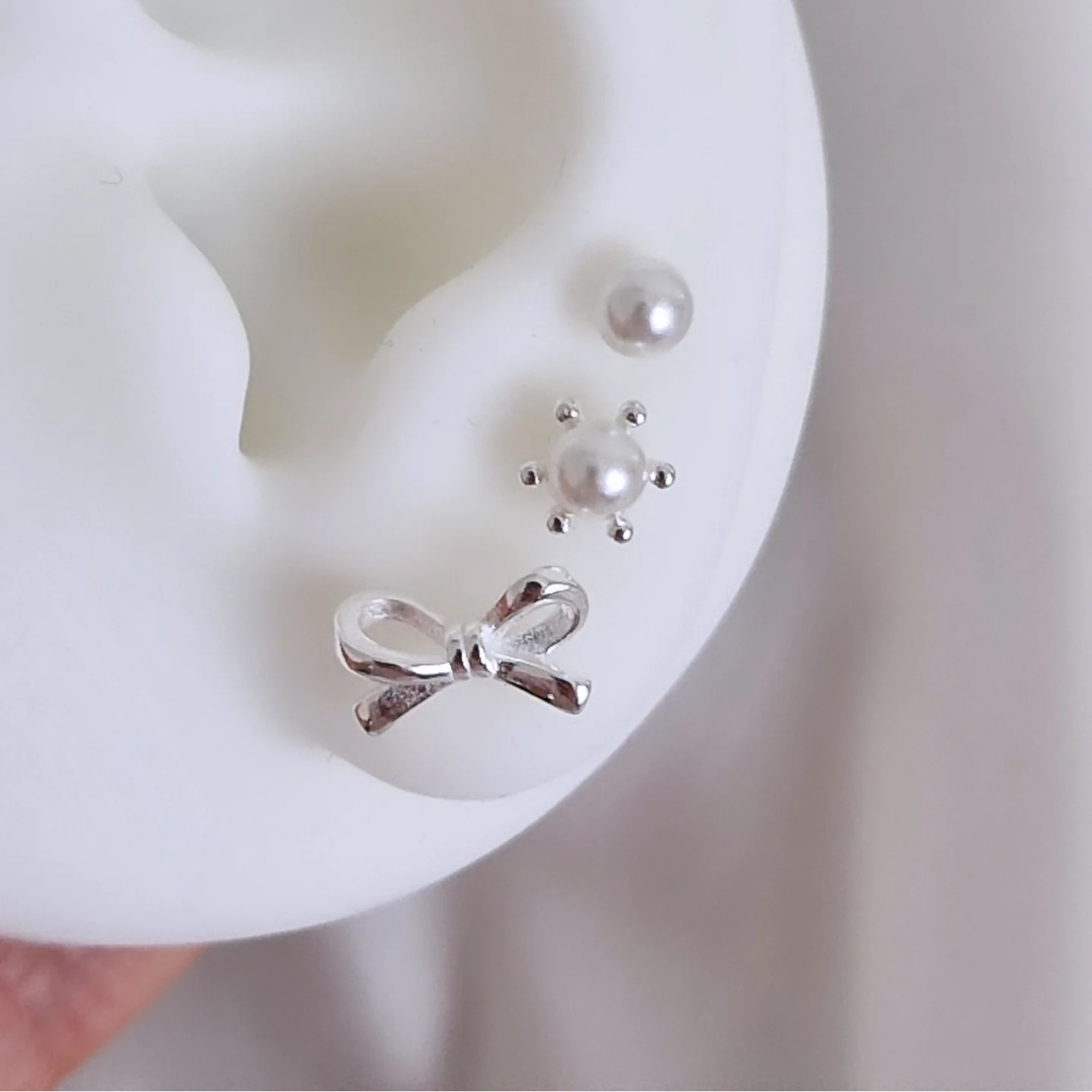 Trio aros individuales con lazo y perlas. Tope labret