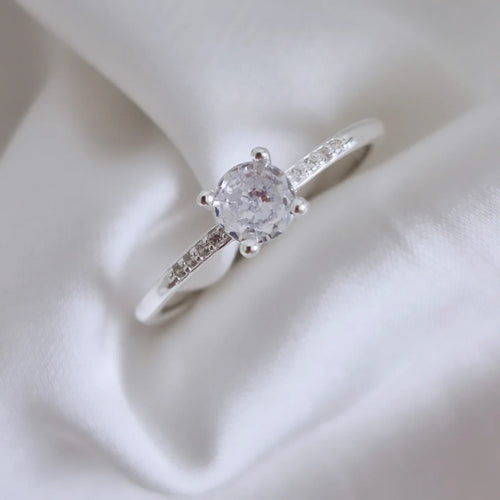 Anillo circón solitario 4 puntas