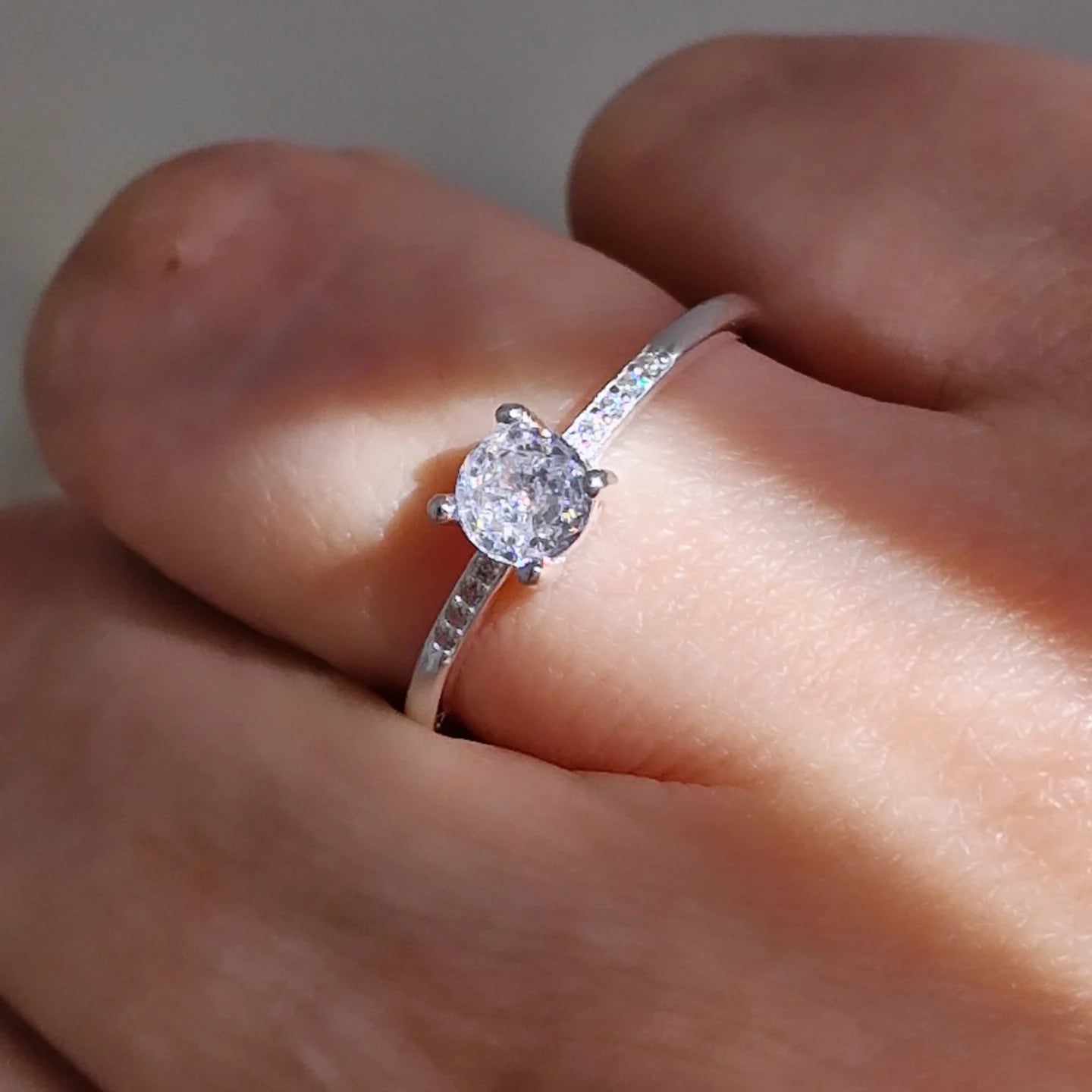Anillo circón solitario 4 puntas