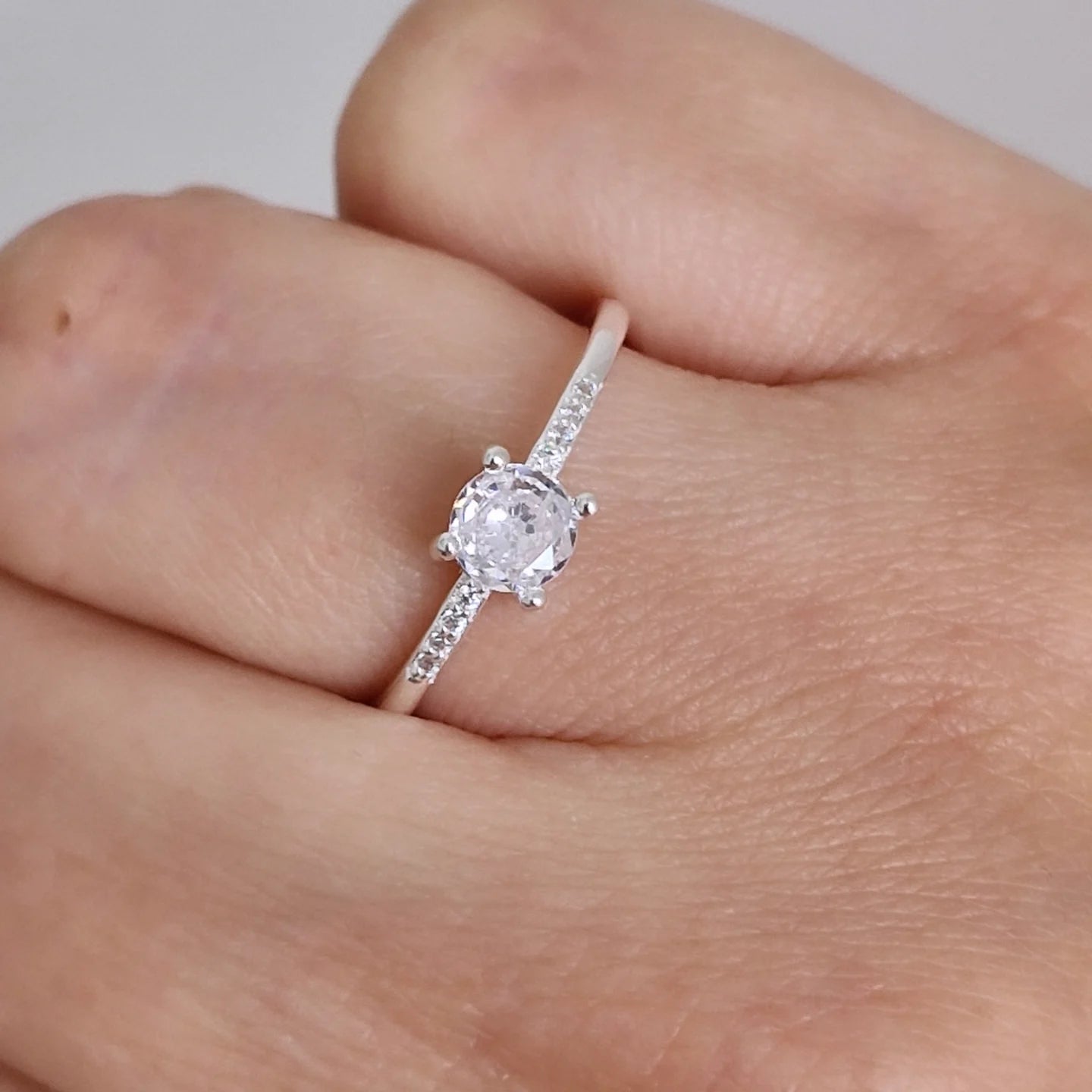 Anillo circón solitario 4 puntas