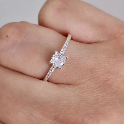 Anillo circón solitario 4 puntas