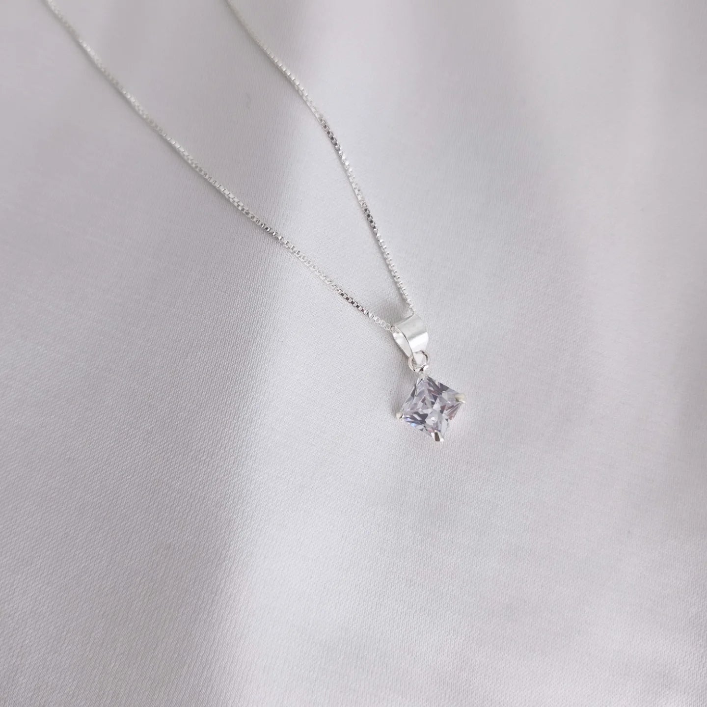 Collar punto de luz rombo