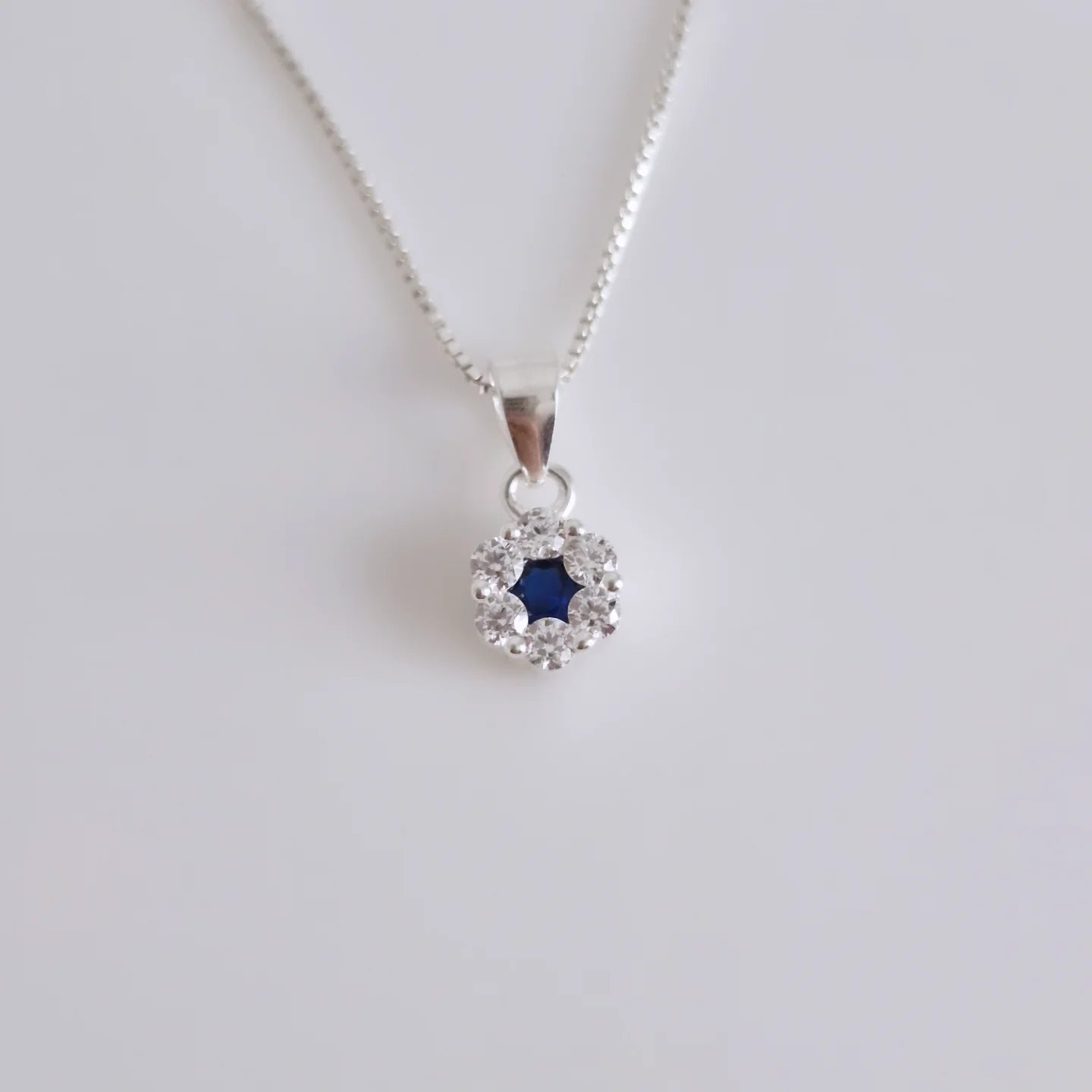 Conjunto flor de circones con circón azul
